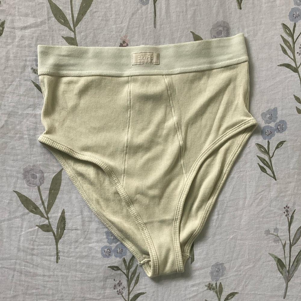 SKIMS Ribbed Briefs in Soft Cream (BRAND NEW)